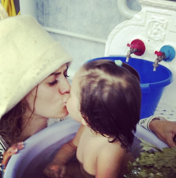Виктория Боня в бане с дочкой Анджелиной
