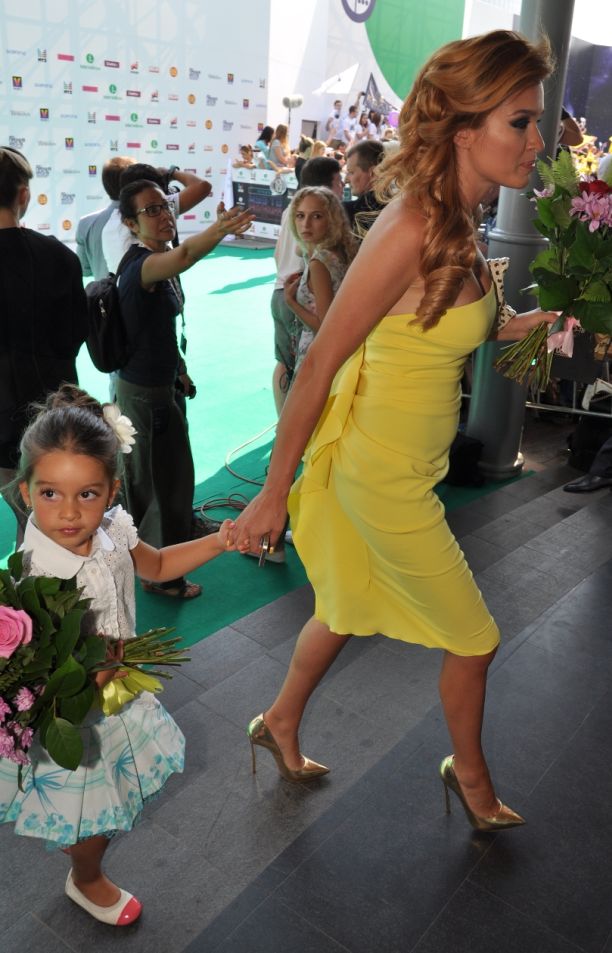 Ксения Бородина в желтом платье за ручку с дочкой Марусей на Премии Муз-тв