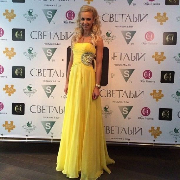 Ольга Бузова презентовала новую песню в серебристом платье
