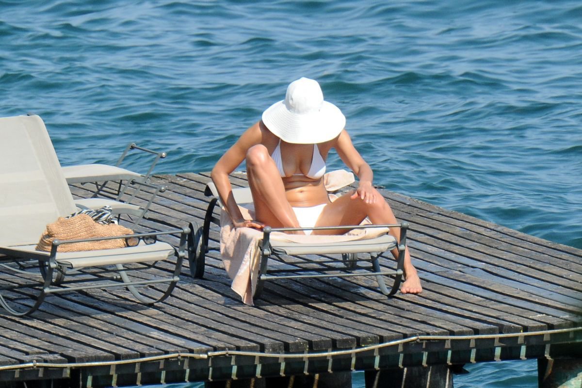 Ирина Шейк отдохнула на пляже Испании в белом бикини и забавной шляпке