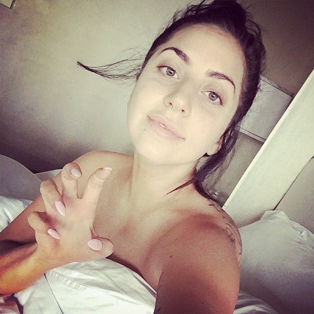  Леди Гага в кровати без макияжа
