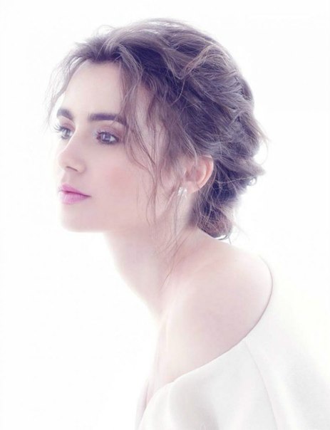 Lily Collins Photo (  )   /  - 3