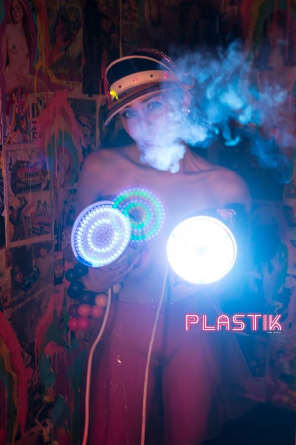 
Майли Сайрус снялась в невероятной пошлой фотосессии для журнала Plastik Magazine (июнь 2016)