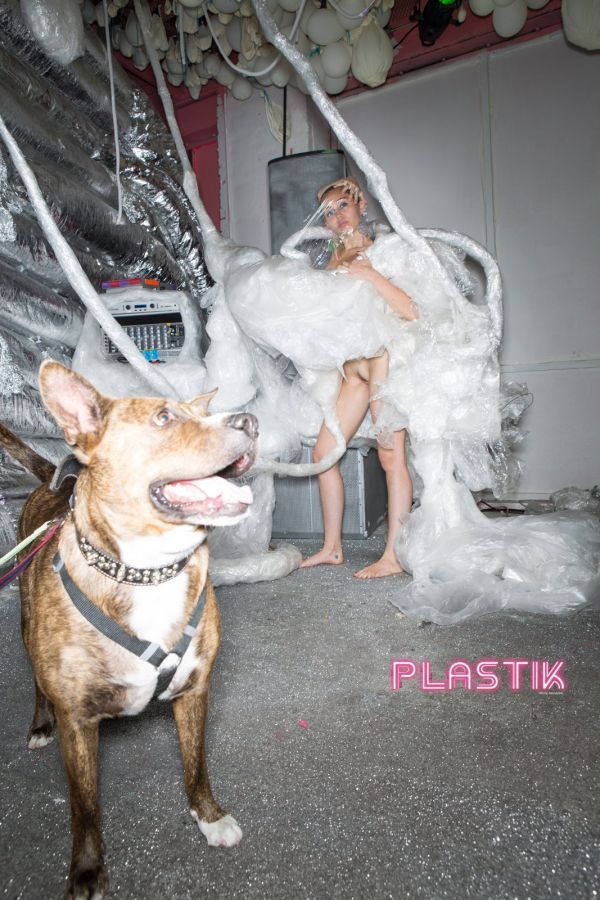 
Майли Сайрус снялась в невероятной пошлой фотосессии для журнала Plastik Magazine (июнь 2016)