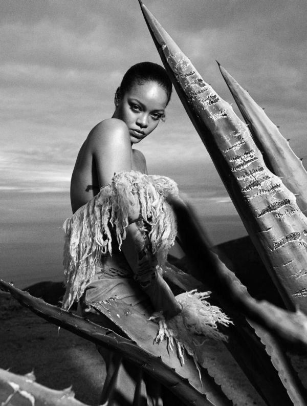 Rihanna Photo ( )    /  - 3